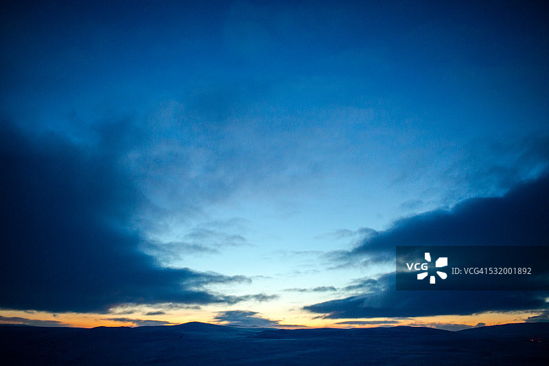 一天结束时的绚丽天空图片素材