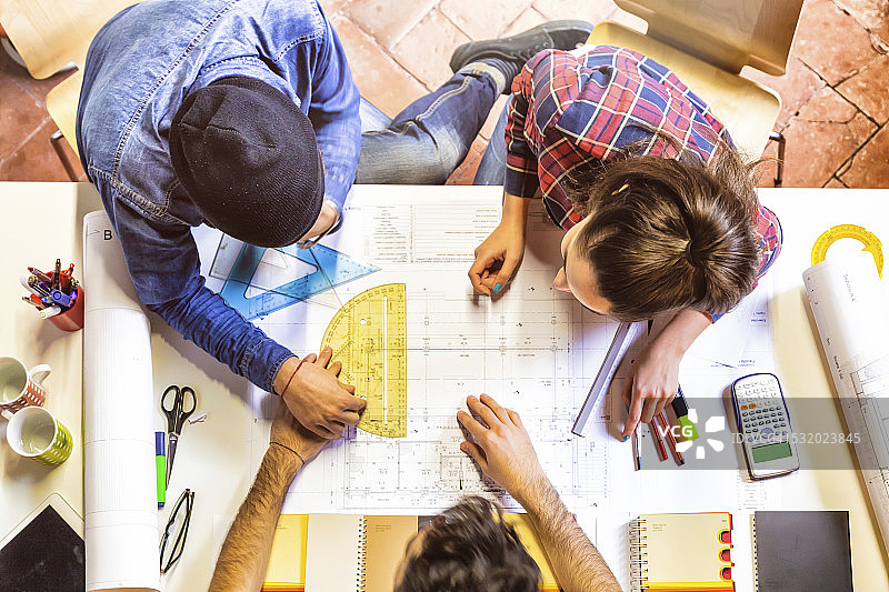建筑师在蓝图上工作图片素材