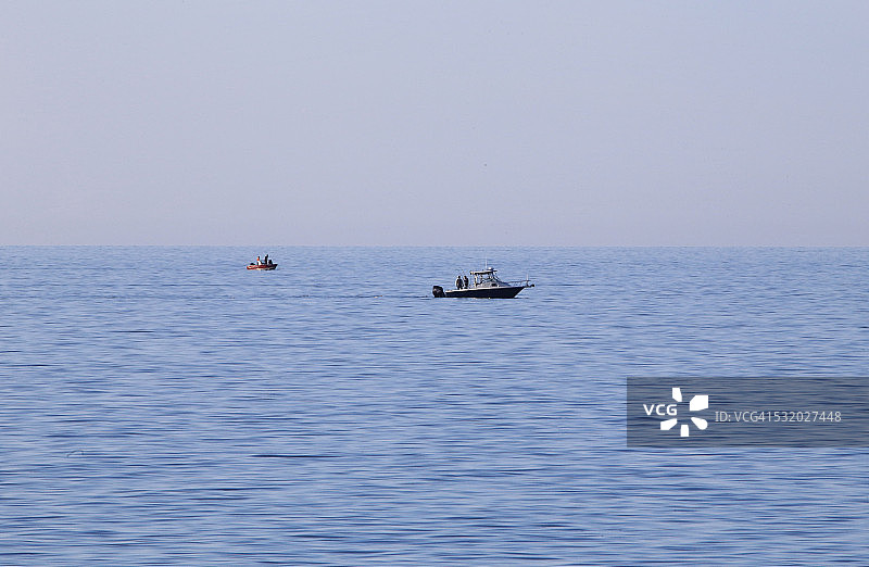 美国俄亥俄州克利夫兰伊利湖远处的船只图片素材