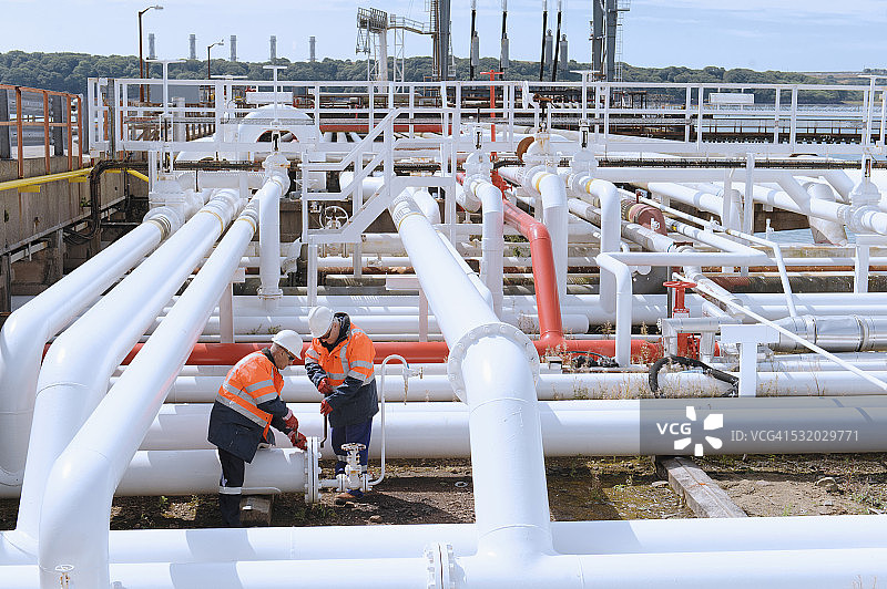 拧紧管道螺栓的白人技术员图片素材