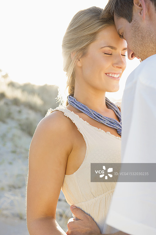 白人情侣在海滩上拥抱图片素材