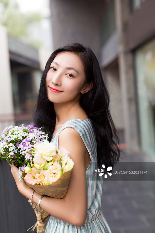 长发飘逸的可爱女孩图片素材