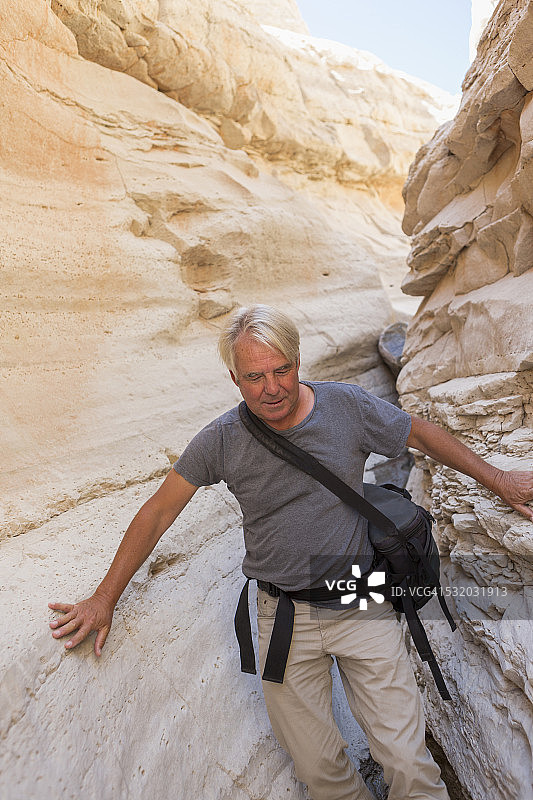 年长的白人男人探索岩层图片素材