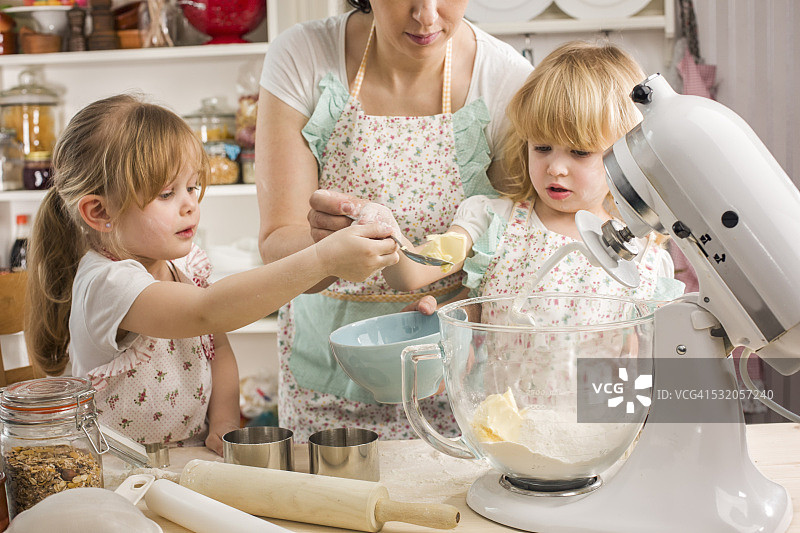两个小女孩在厨房准备饼干图片素材