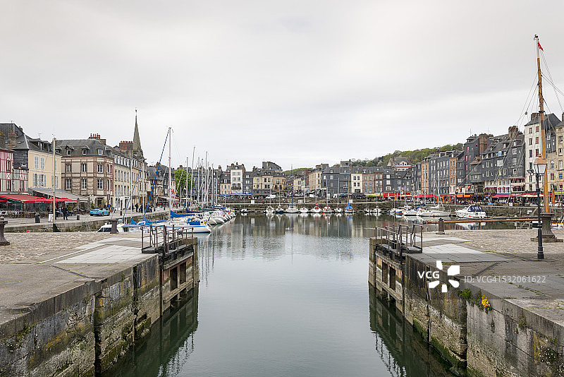 法国翁弗勒尔港口和古老房屋景观图片素材