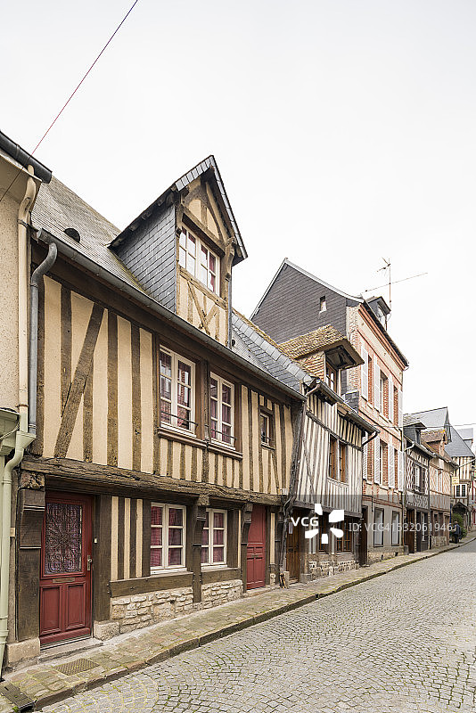 法国翁弗勒尔小镇的商店和古老房屋景观图片素材