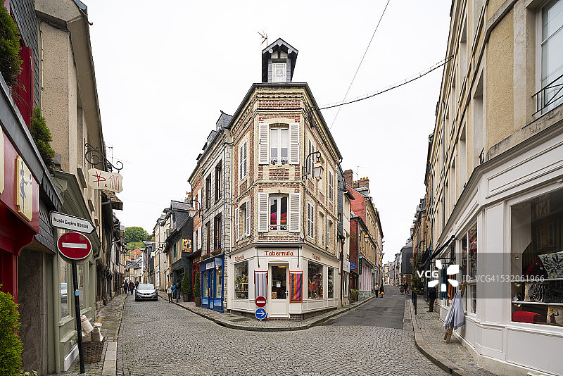 法国翁弗勒尔小镇的商店和古老房屋景观图片素材