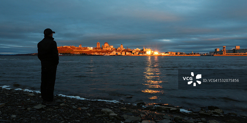 男人在加拿大魁北克市欣赏日出图片素材
