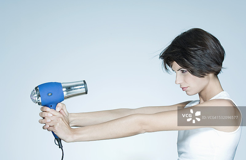 女人侧面递出吹风机图片素材
