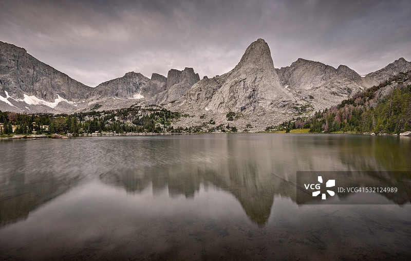 美国怀俄明州落基山脉风河山脉，塔峰环绕在孤独湖中的倒影图片素材