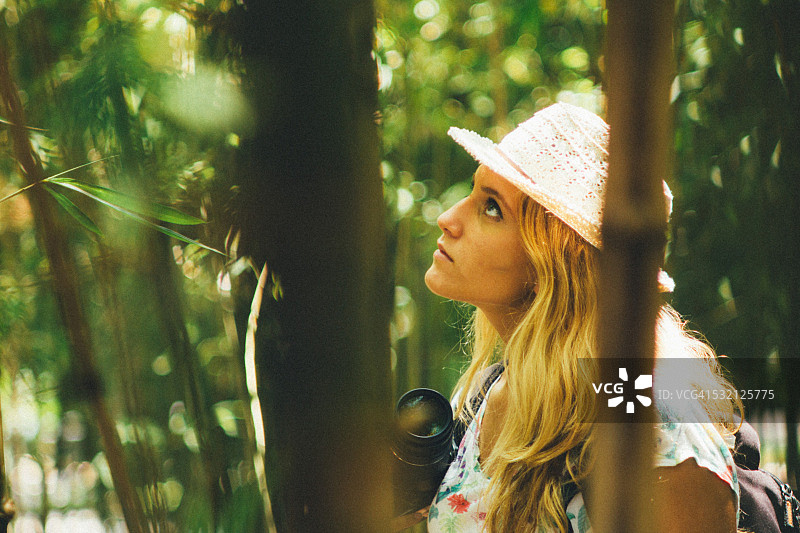 西班牙马拉加省丰希罗拉：年轻女子探索自然图片素材