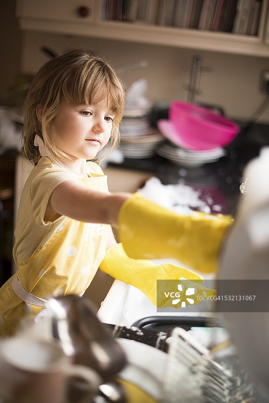 在厨房玩耍图片素材