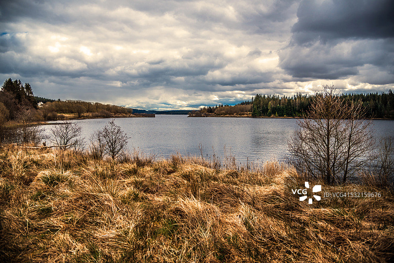 暴风雨天空下的基尔德水域图片素材