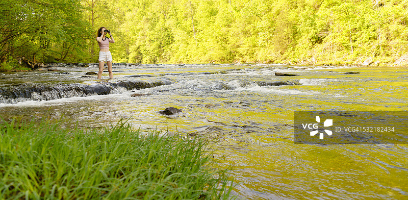 少女探索野生动植物，位于田纳西州大雾山中的奥斯特内克河图片素材