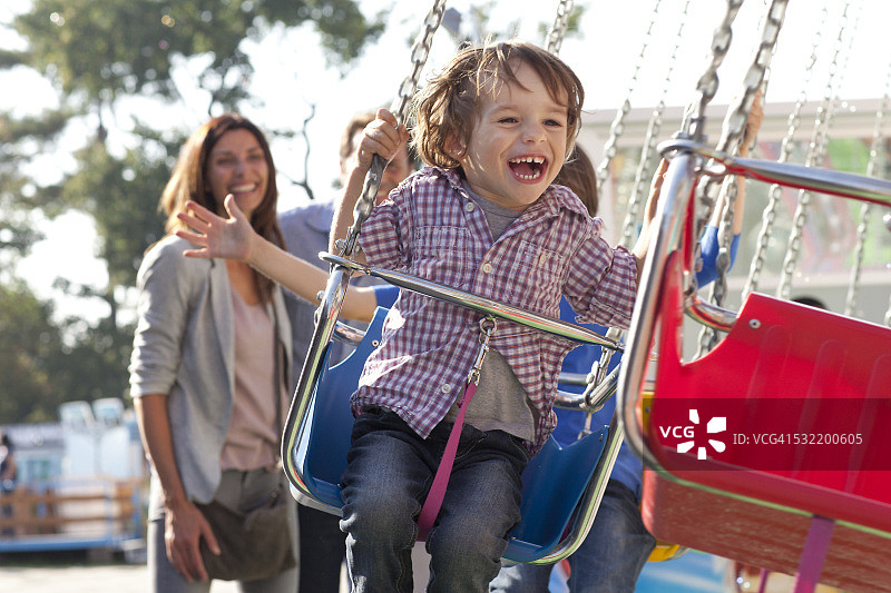 乘坐游乐设施的小男孩图片素材