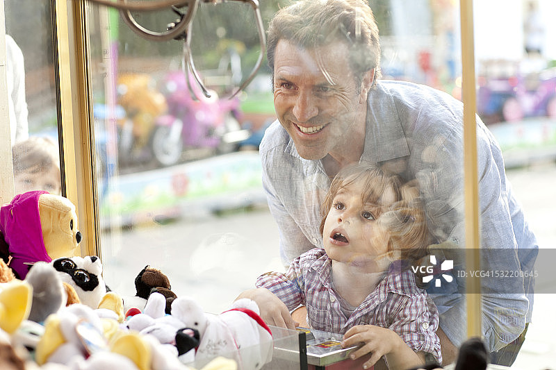 父子在嘉年华图片素材