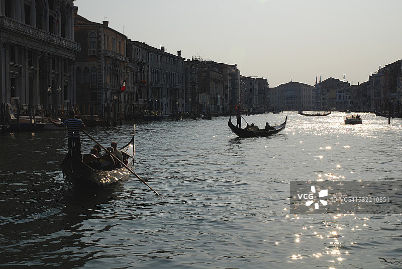 威尼斯大运河上的贡多拉图片素材