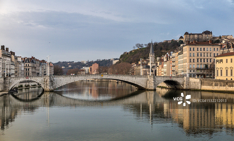 里昂老城区的索恩河与圣乔治教堂图片素材