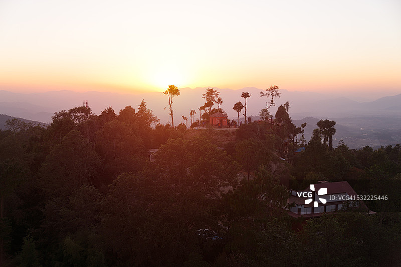 从尼泊尔纳加阔特观景点欣赏喜马拉雅山脉日落图片素材