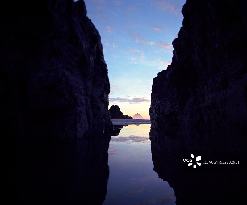 麦克菲利普斯海滩的日落时分干草堆岩图片素材