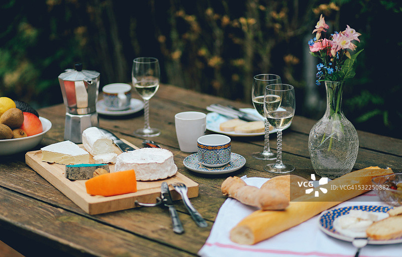 木桌上的法国美食图片素材