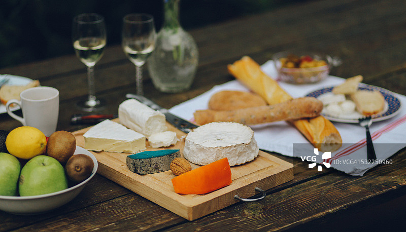 木桌上的法国美食图片素材