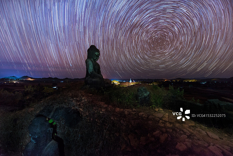 佛像遗址上的星轨图片素材