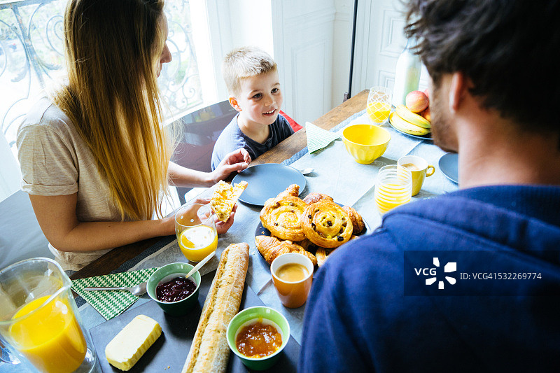 快乐的一家人在家一起享用早餐图片素材