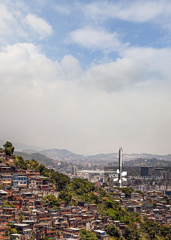 马拉卡纳足球场与前景中的贫民窟图片素材