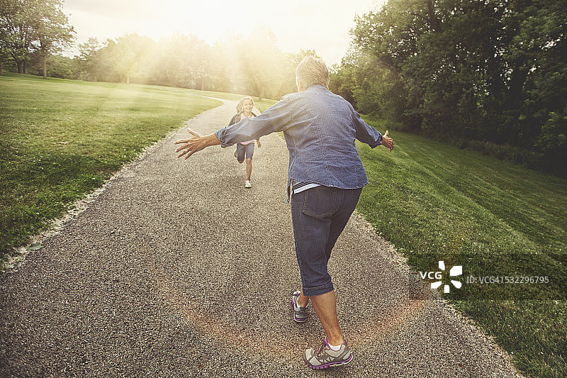 孙女跑向奶奶求拥抱图片素材