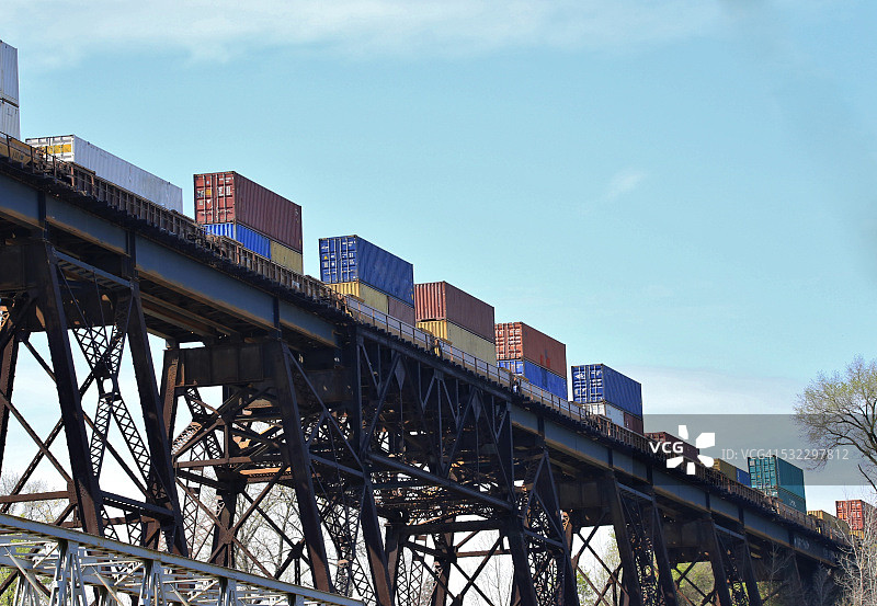 桁架桥上的货运列车图片素材