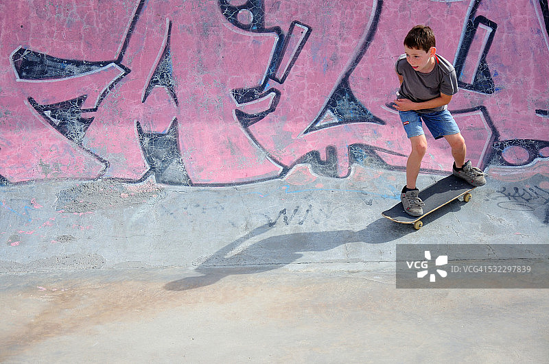 男孩在滑板公园玩滑板图片素材