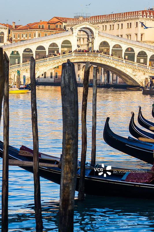 威尼斯贡多拉和里亚托桥图片素材