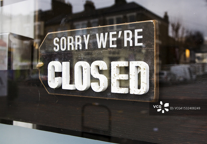 商店橱窗中的关闭标志图片素材