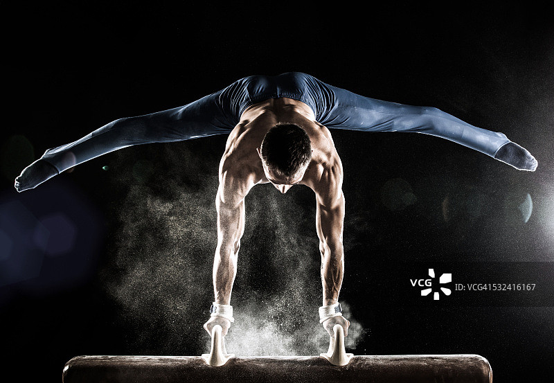 在鞍马上做倒立的男人图片素材
