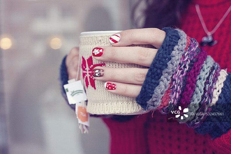 女人拿着茶杯图片素材