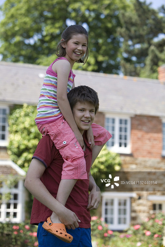 哥哥背着妹妹图片素材