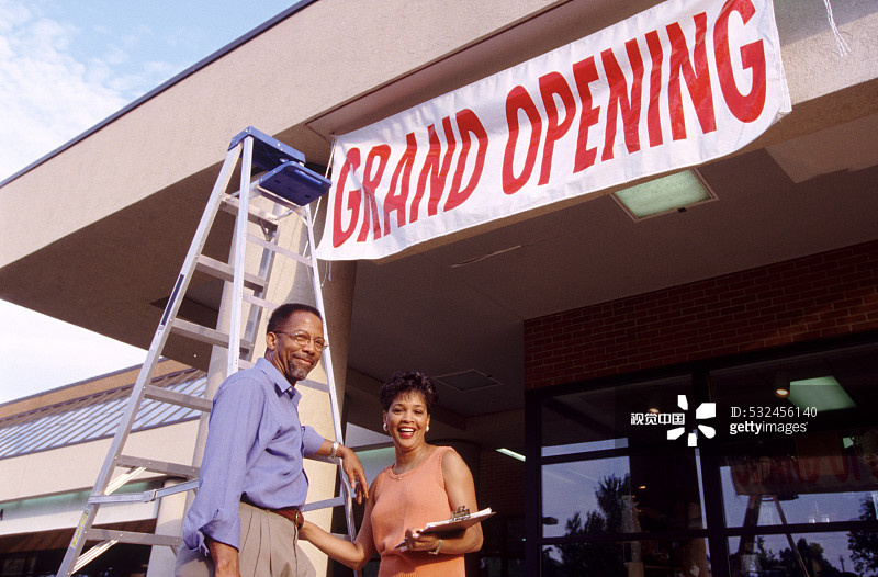 情侣在“盛大开幕”banner下图片素材