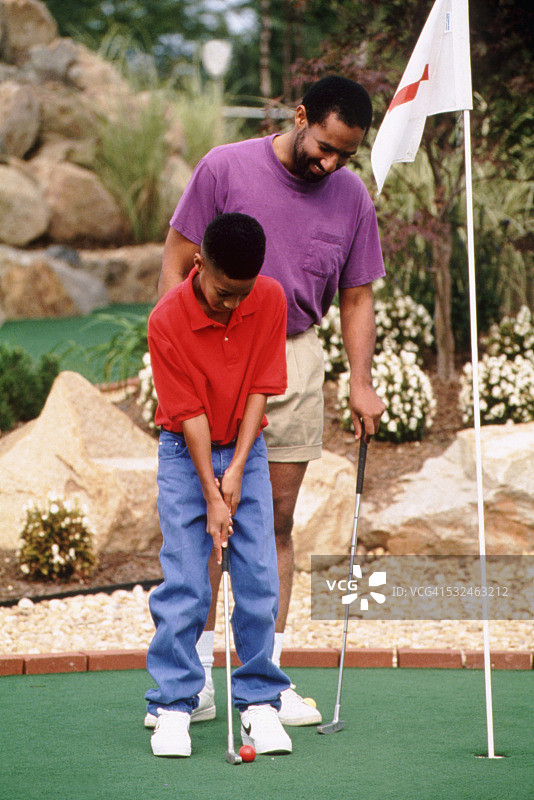 父子玩迷你高尔夫图片素材