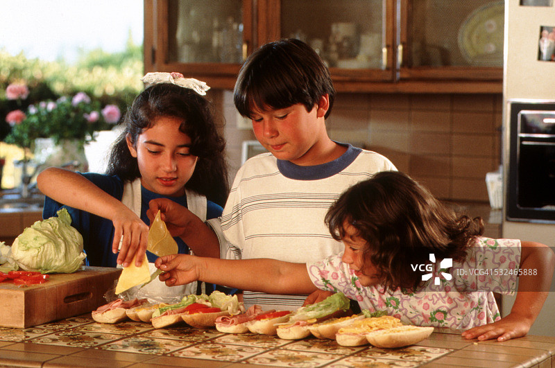 孩子们在家里制作三明治图片素材