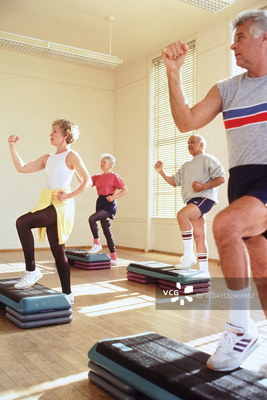 参加有氧踏板操课程的成年人图片素材