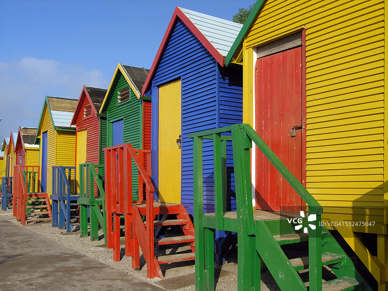 圣詹姆斯海滩上变化的小屋图片素材
