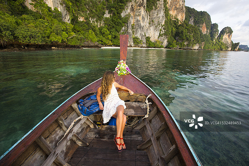 穿着白色连衣裙在船上的女人图片素材