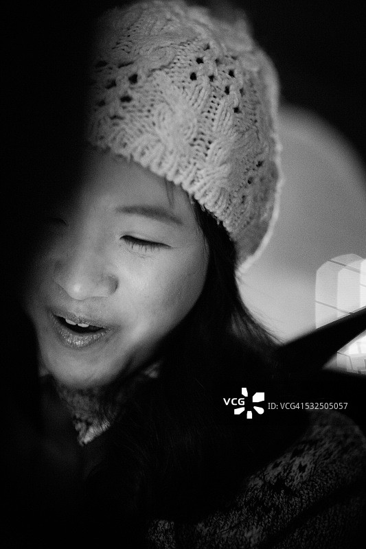 在车里的微笑女孩图片素材