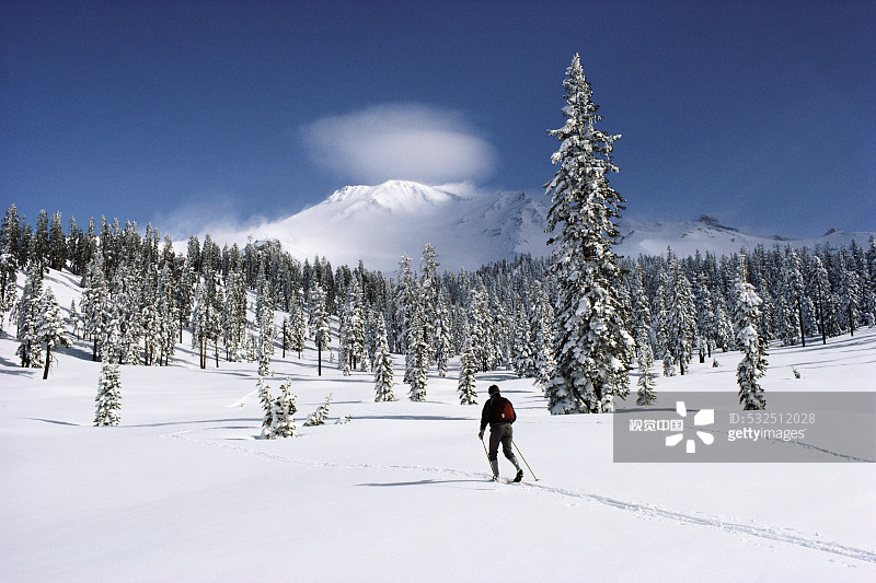 沙斯塔山的越野滑雪图片素材