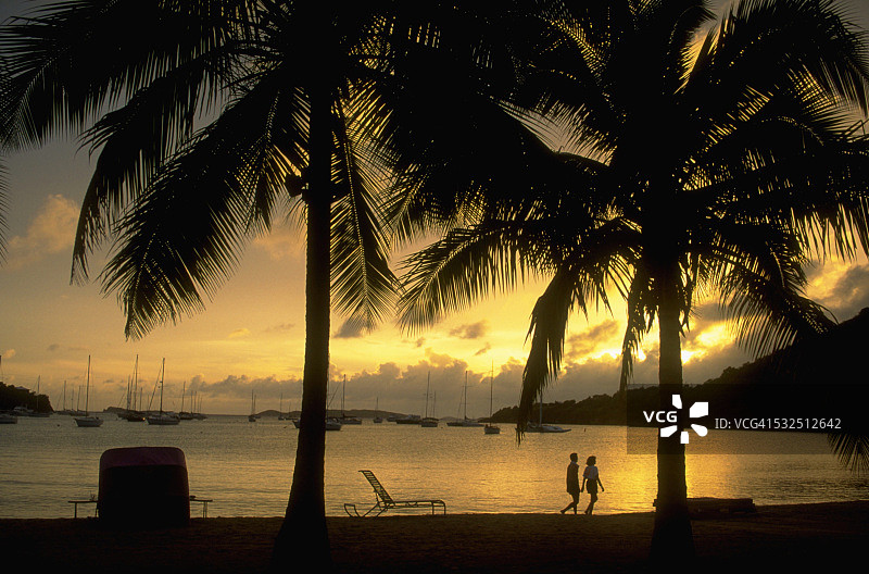 情侣在海滩上散步图片素材
