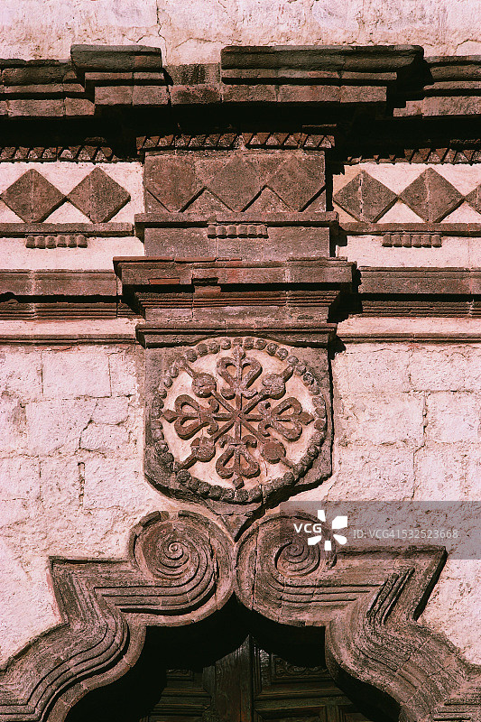 教堂外墙上的圆形装饰图片素材