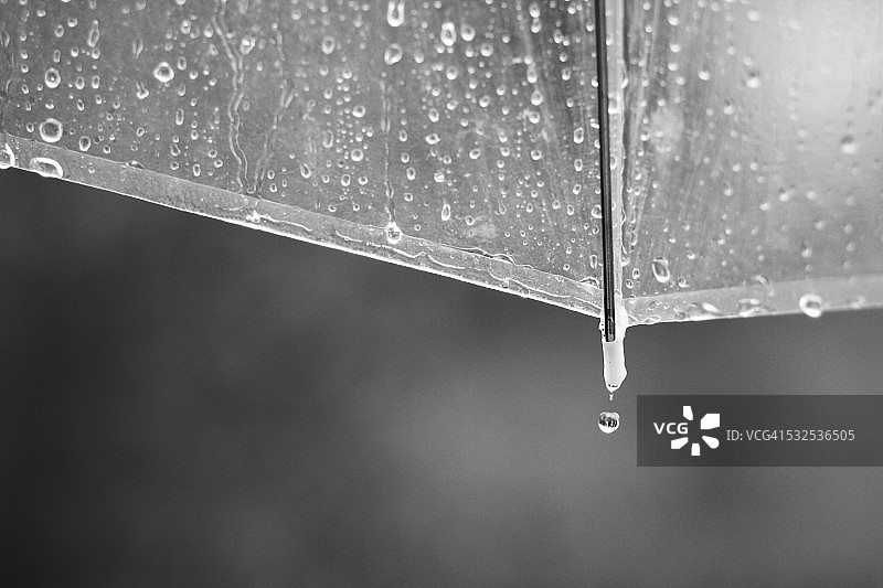从伞尖落下的单滴雨滴图片素材