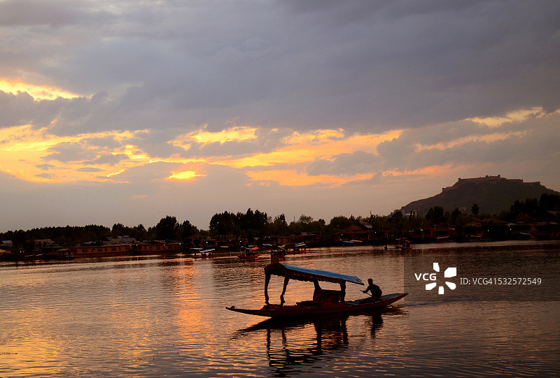 锡卡拉船游达尔湖 - 斯利那加，查谟和克什米尔图片素材