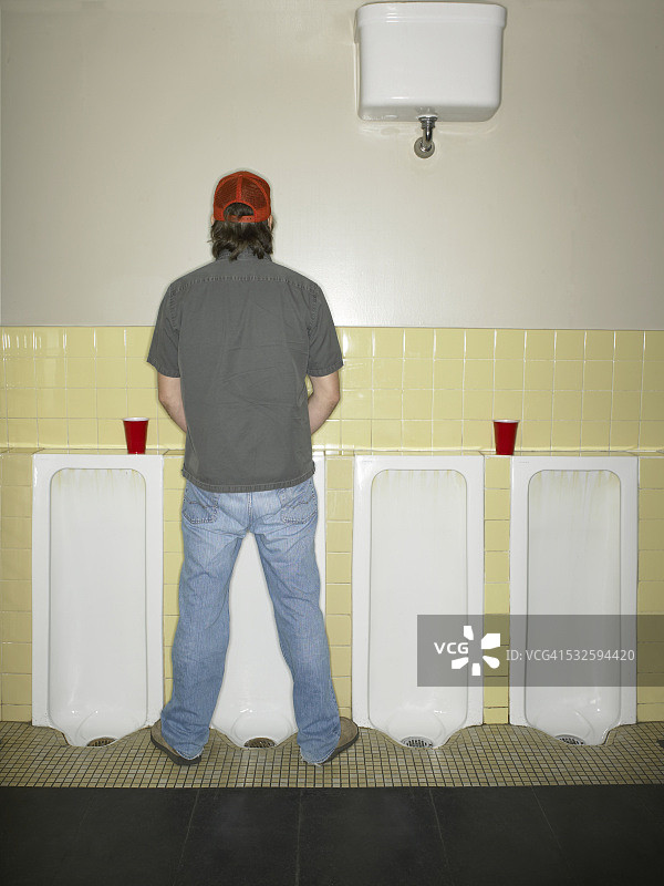 年轻男人小便图片素材